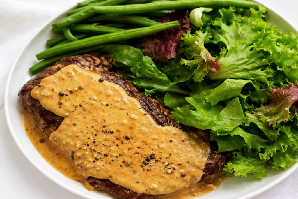 Peppercorn Gravy for Steak – Rich, Creamy & Ready in 15 Min